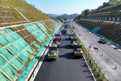 中交二公局广西平岑高速路面：智慧施工筑坦途质量监控保安全